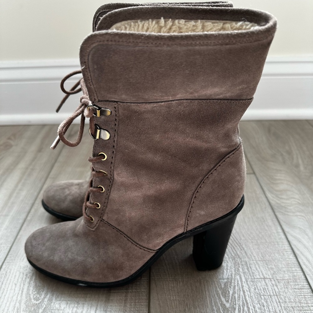 Clarks Womens Winter Ankle Boot Size 8 Grey Suede Faux Fur Trim Lace Up Bootie